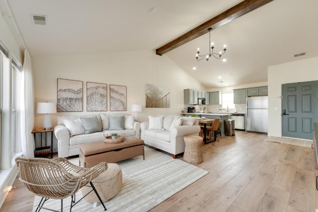 uma sala de estar com mobiliário branco e uma cozinha em Branson West Retreat - 2 Mi to Silver Dollar City! em Branson West