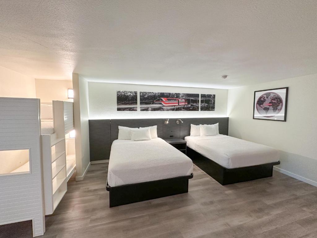 Ramada by Wyndham Anaheim Convention Center - 2 Queen Beds, 1 Bunk Bed, Junior Suite, Non-Smoking
