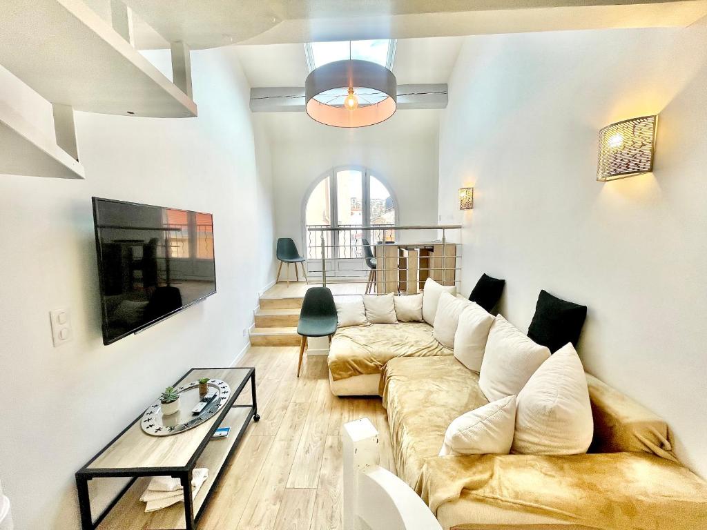 un salon avec un canapé et une table dans l'établissement New loft 2 bedroom flat cannes croisette / Palais des festivals, à Cannes