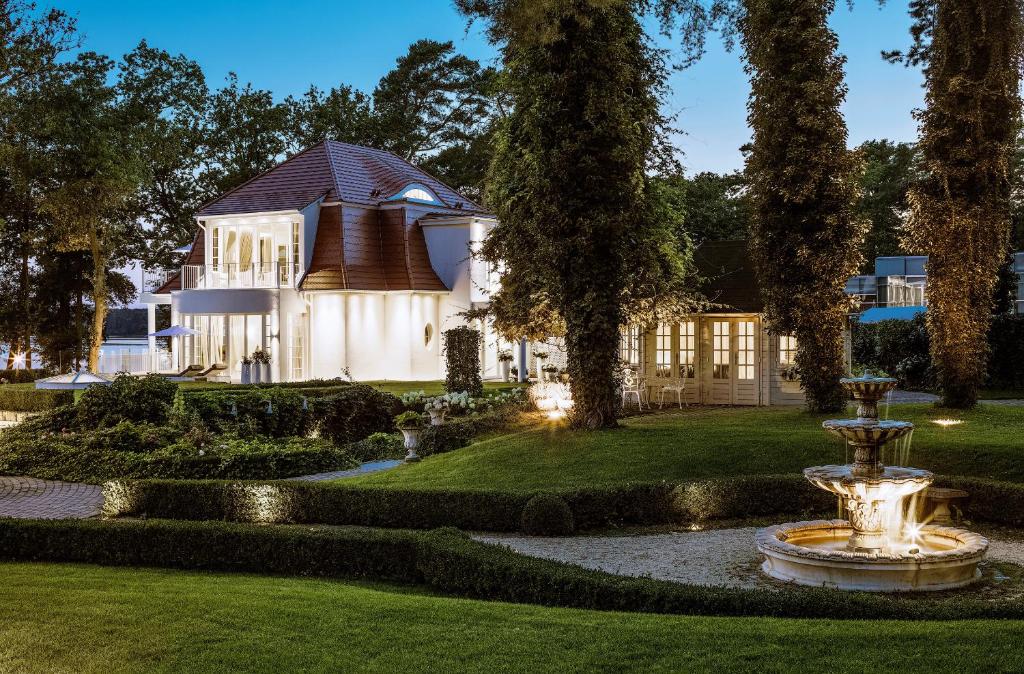 バート・ザーローにあるVilla Contessa - Luxury Spa Hotelsの庭中の噴水付き家