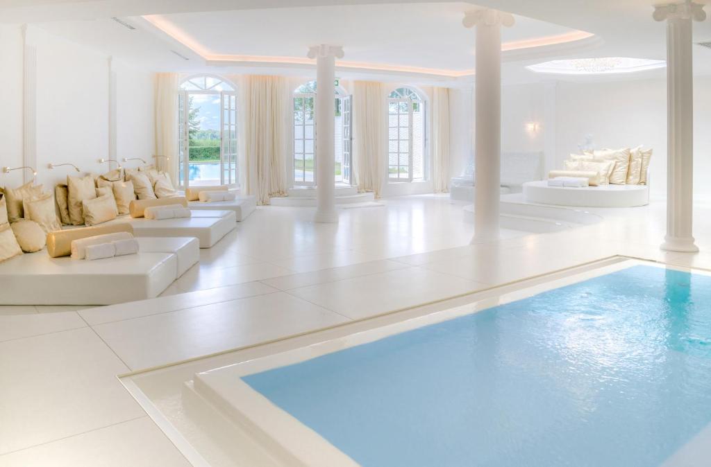 Villa Contessa - Luxury Spa Hotelsの敷地内または近くにあるプール