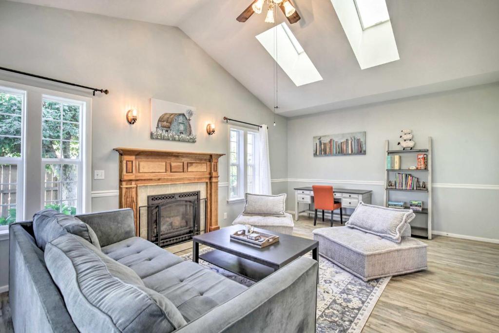 Posezení v ubytování Charming Eugene Home with Fire Pit 8 Mi to UO!