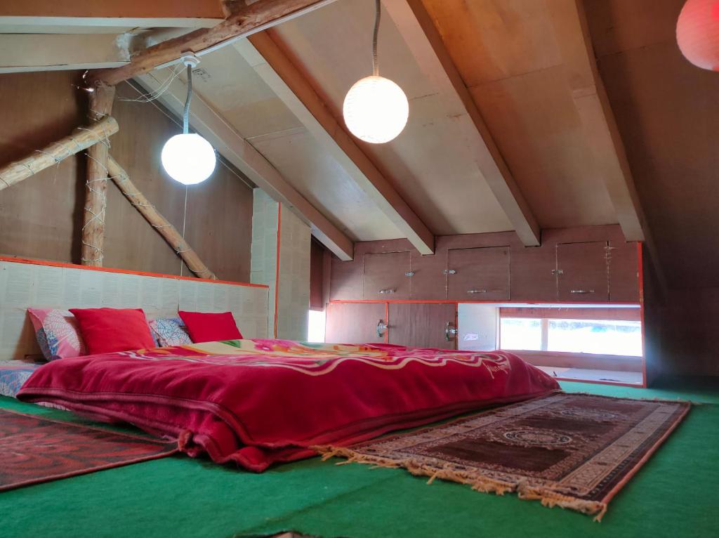 Postel nebo postele na pokoji v ubytování Bros Hostel & Yaara Cafe