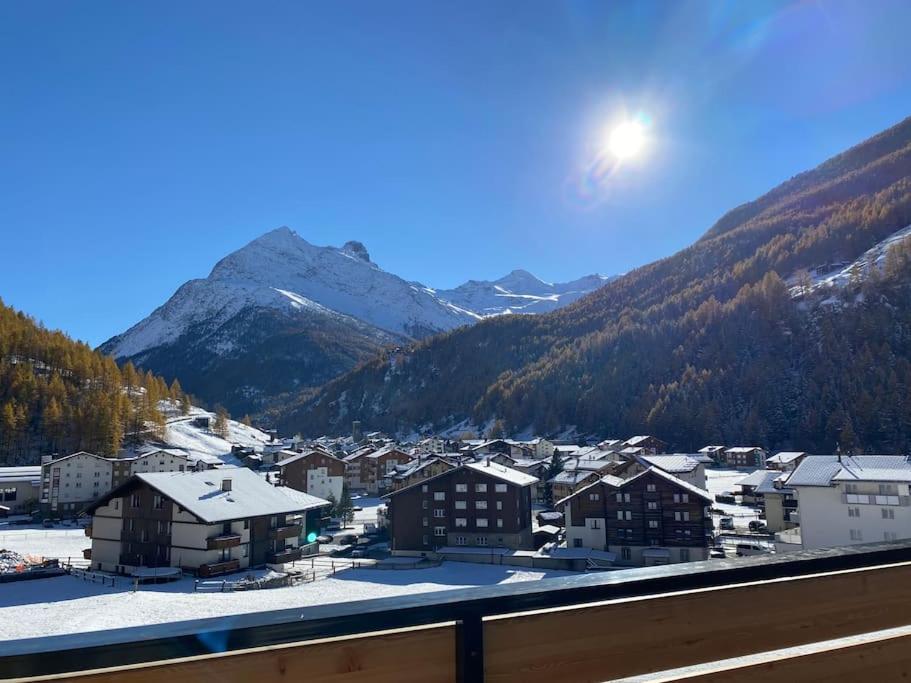 a view of a town with snow covered mountains at Apartment Bellavista in Saas-Grund
