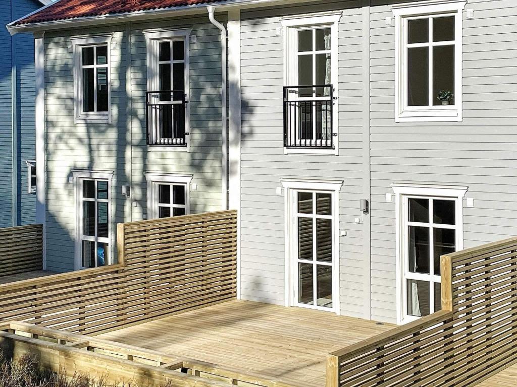 una terraza de madera frente a una casa en Holiday home VIKBOLANDET II en Arkösund