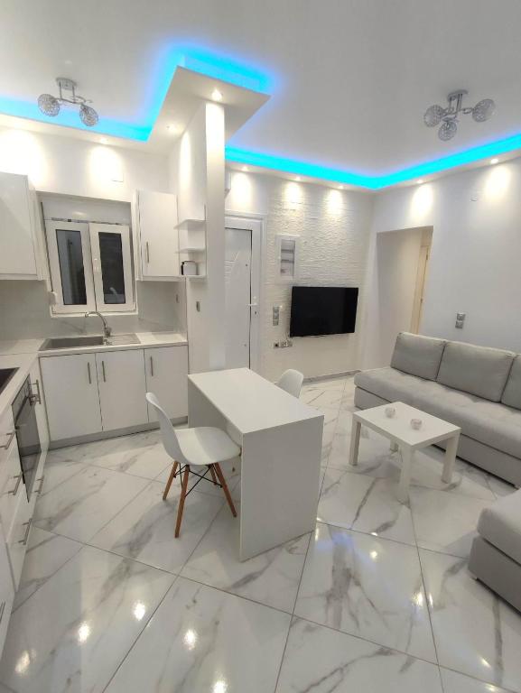 TV a/nebo společenská místnost v ubytování Infinity Blue Suite