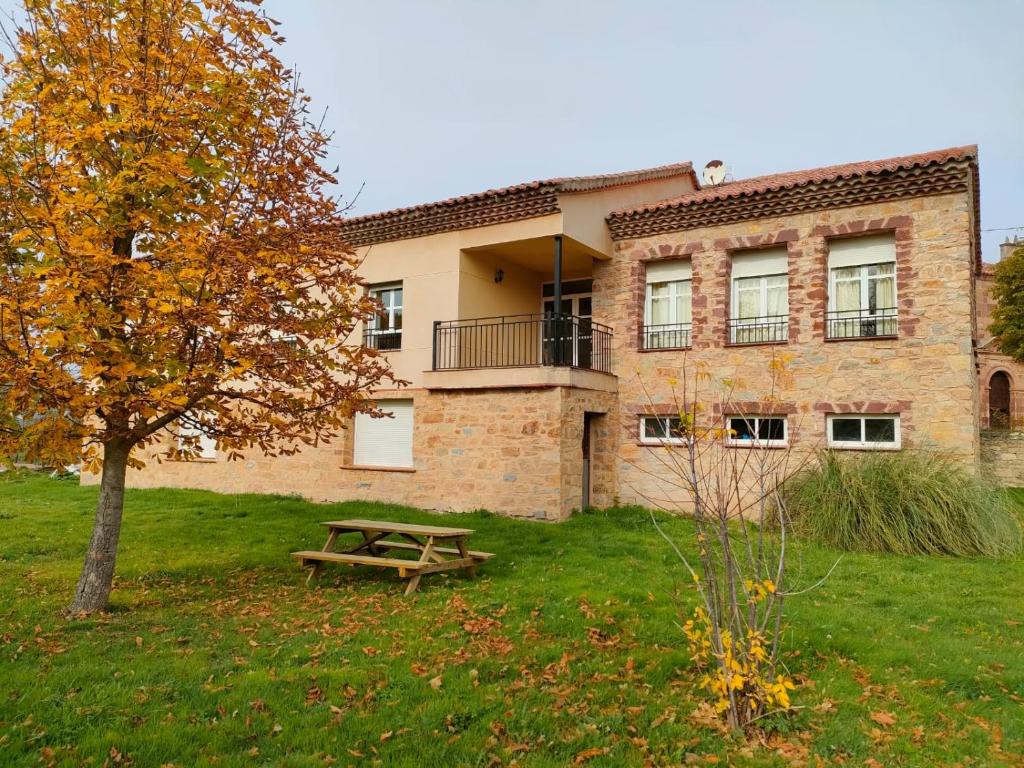 un tavolo da picnic di fronte a un edificio in mattoni di Casa Rural Cuevas de Longarza 