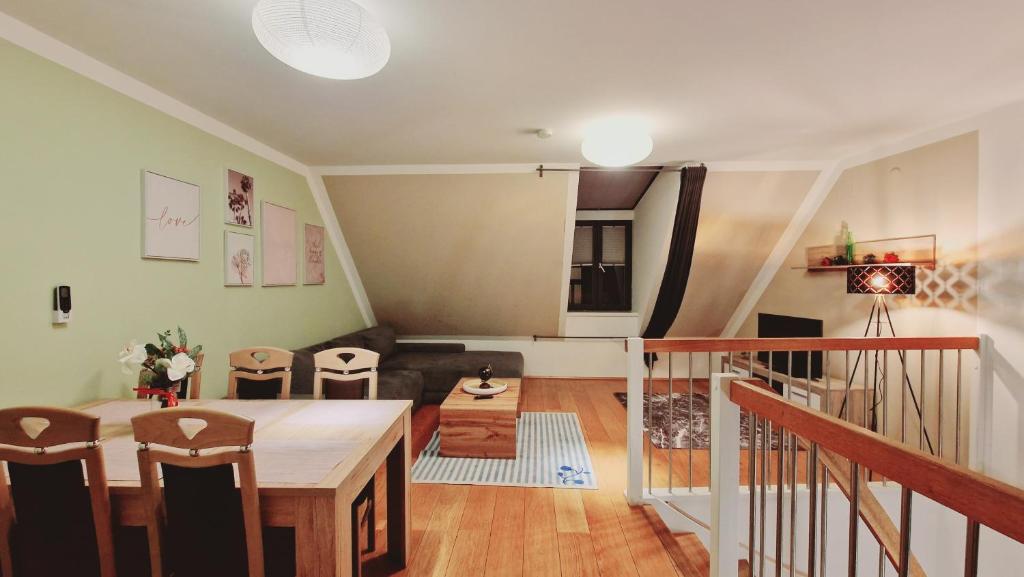 - un salon avec une table et des chaises ainsi qu'un escalier dans l'établissement Elegance Apartment, à Vienne