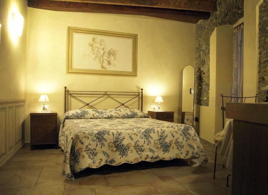 1 dormitorio con 1 cama y 2 mesas con lámparas en Pietre di Mare, en Monterosso al Mare
