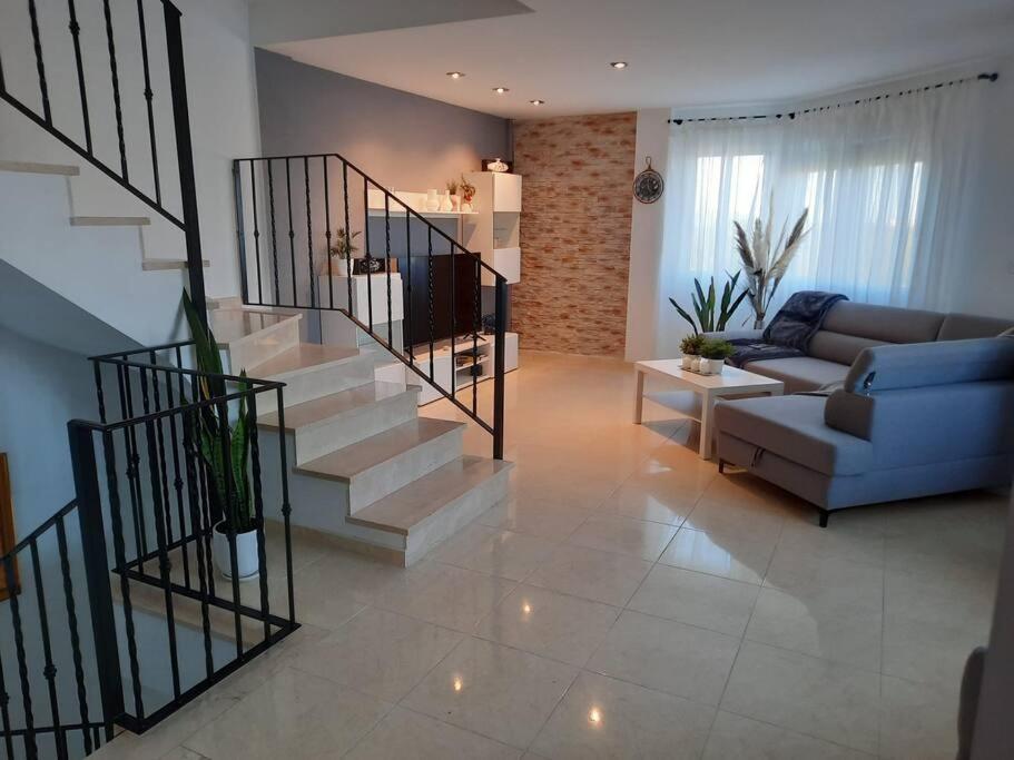 ein Wohnzimmer mit einer Treppe und einer Couch in der Unterkunft La casa del Navegante in Miramar