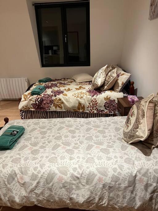 Kama o mga kama sa kuwarto sa 010- Lovely one bedroom in Ealing F6