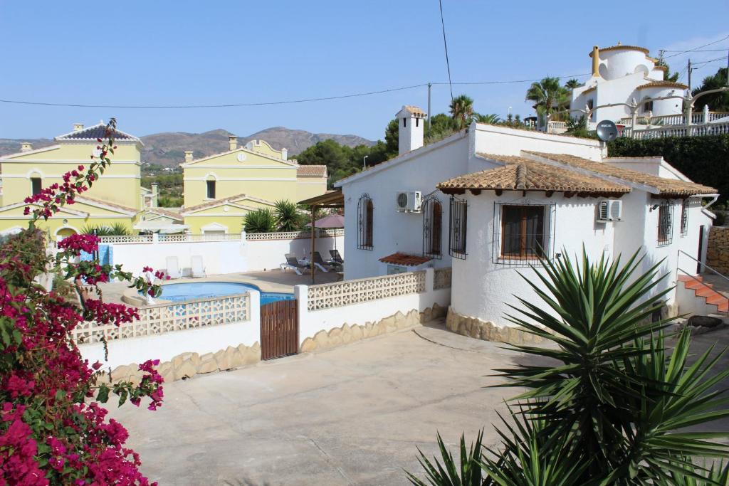 une villa avec une piscine et une maison dans l'établissement Mi Sueño, à Calp