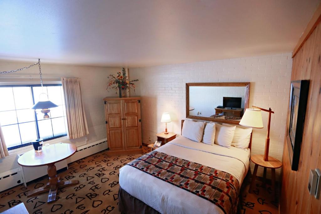 Dude Rancher Lodge photo