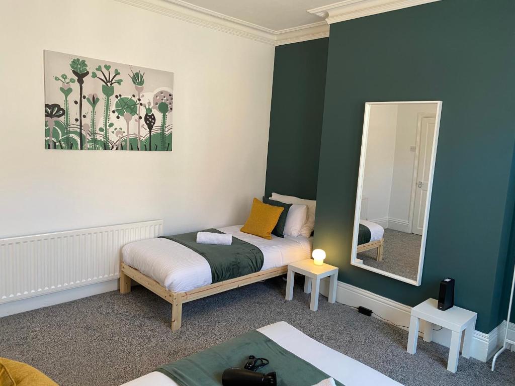 małą sypialnię z łóżkiem i lustrem w obiekcie Kitchener - Wonderful 2-Bedroom Apt Sleeps 5 Free Parking Free WiFi w mieście Gateshead