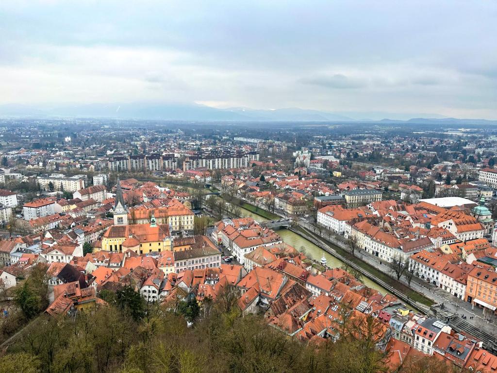 Nespecifikovaný výhled na destinaci Lublaň nebo výhled na město při pohledu z apartmánu