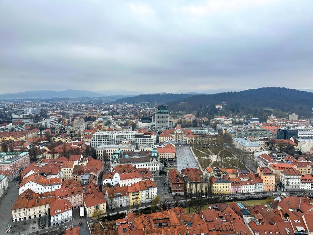 Nespecifikovaný výhled na destinaci Lublaň nebo výhled na město při pohledu z apartmánu