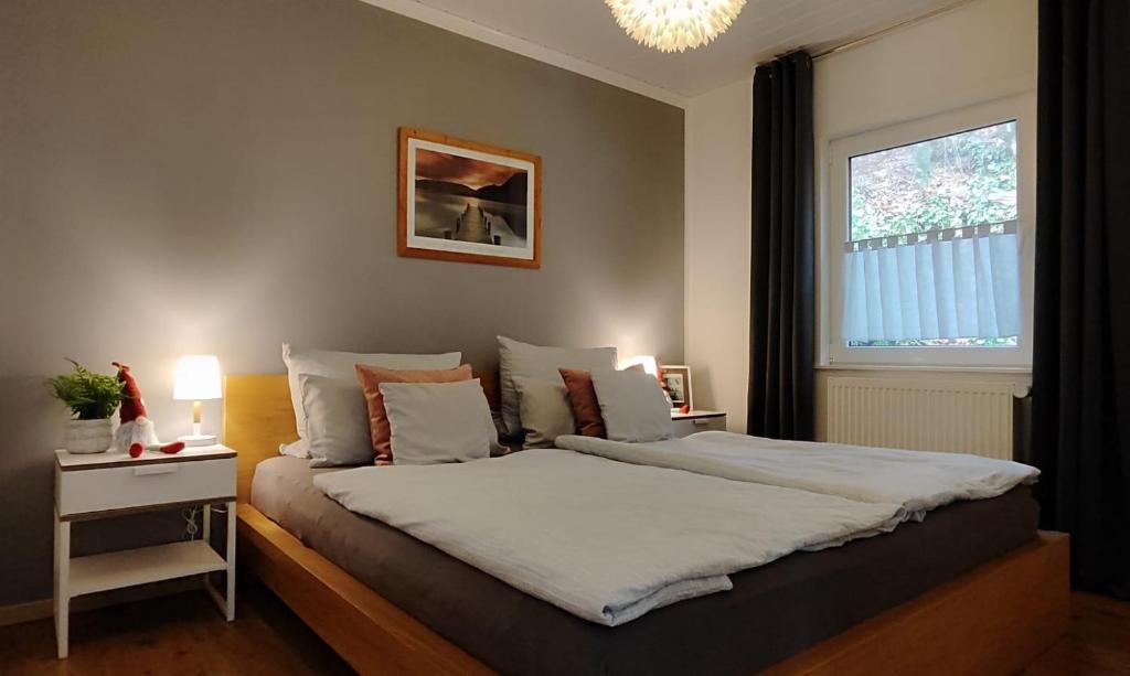 Postel nebo postele na pokoji v ubytování diemelseeholiday romantisches Ferienhaus im Sauerland Nähe Willingen Winterberg
