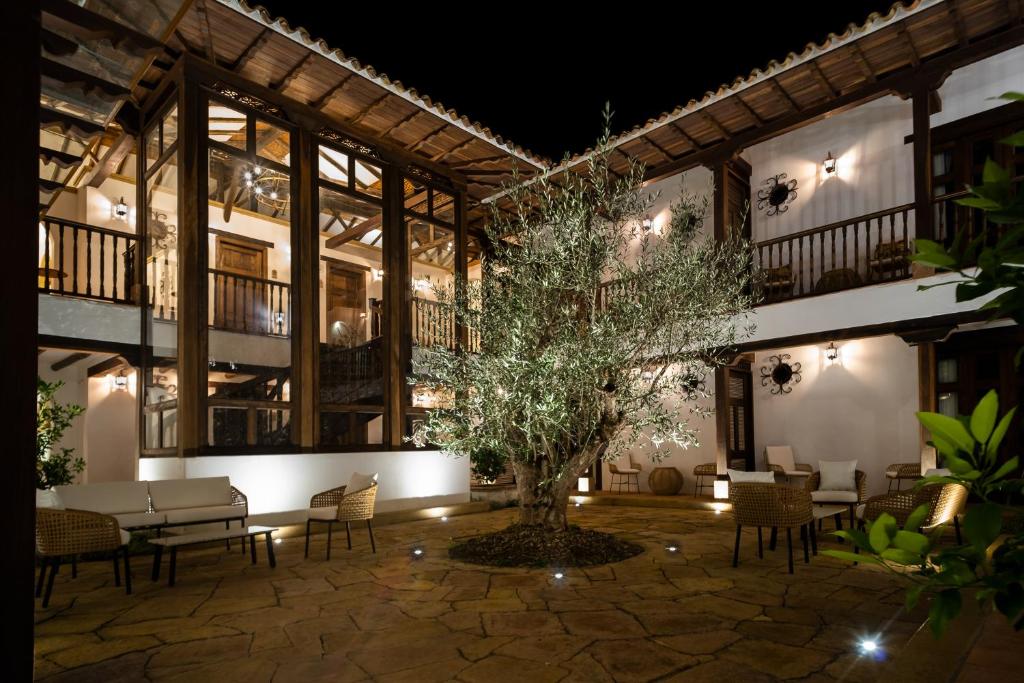 un patio con un árbol en el medio de un edificio en Hotel Casa Alcestre, en Villa de Leyva