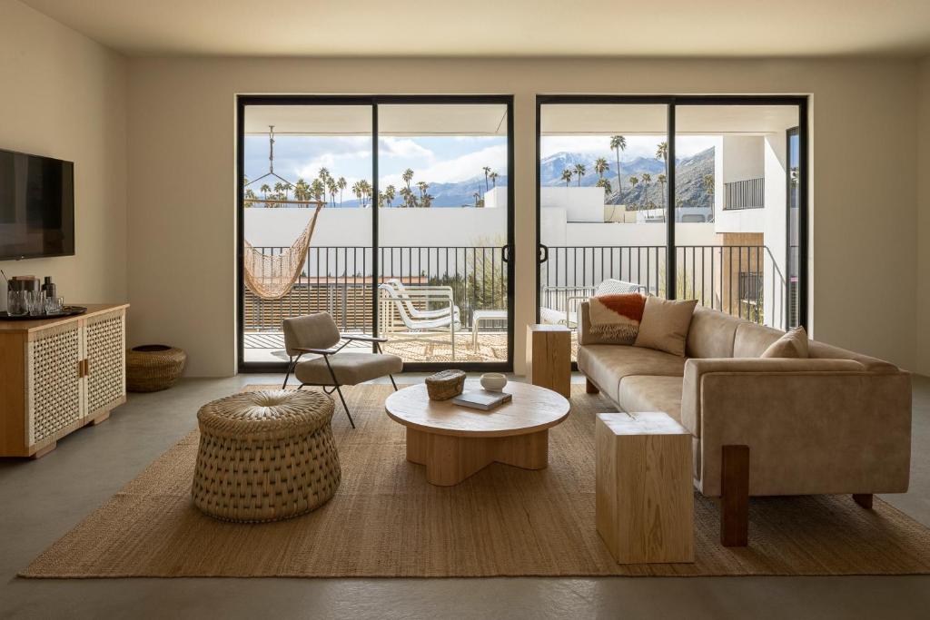 TV a/nebo společenská místnost v ubytování Drift Palm Springs, a Member of Design Hotels