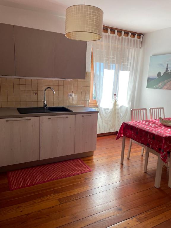 una cocina con una mesa con un mantel rojo. en Nel Borgo, en Verrès