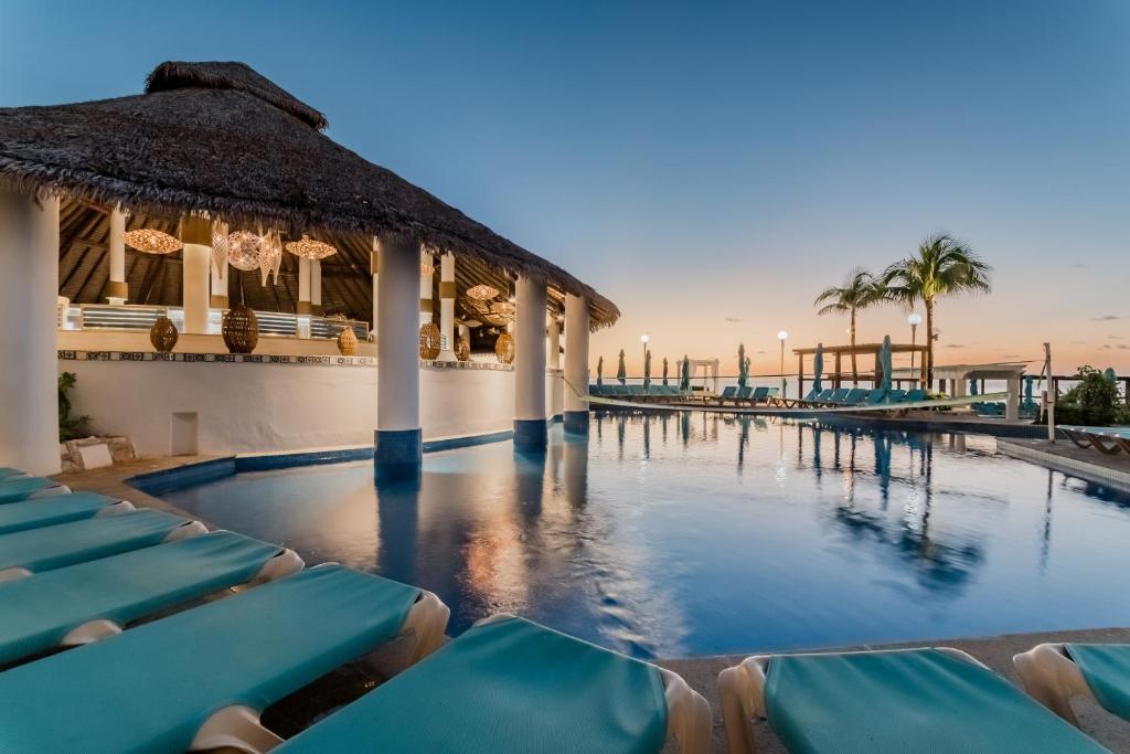 Bazén v ubytování Royal Solaris Cancun - All Inclusive nebo v jeho okolí