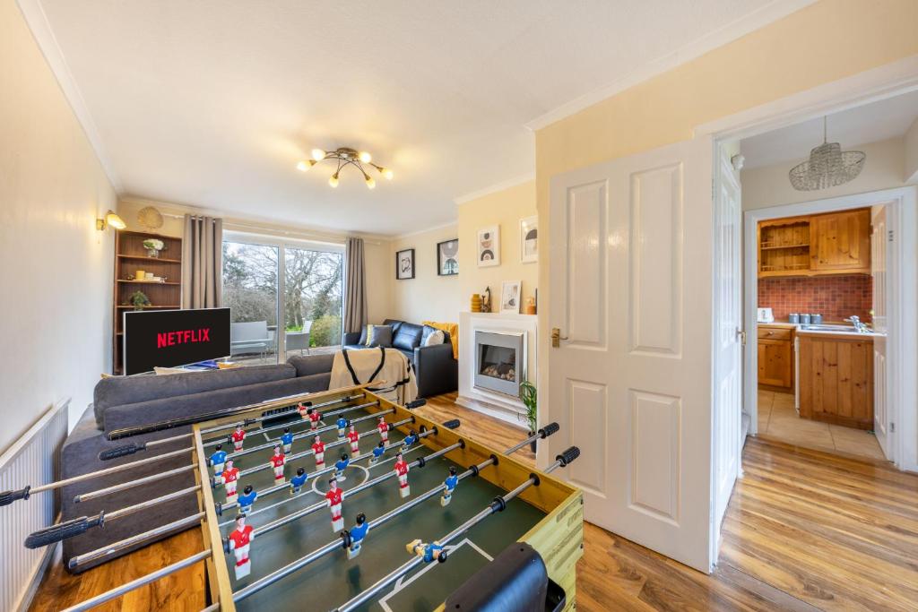 - un salon avec une table de ping-pong dans l'établissement Pierocks Carver Entire house, Hot tub & WIFI, à High Wycombe