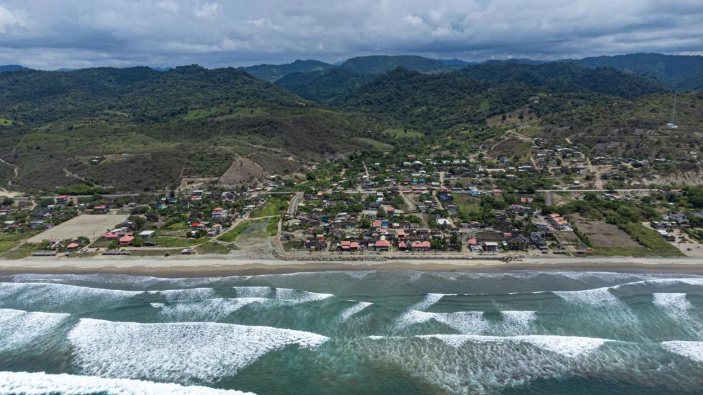- une vue aérienne sur la plage et l'océan dans l'établissement Hostal Mirada al Mar, à Las Tunas