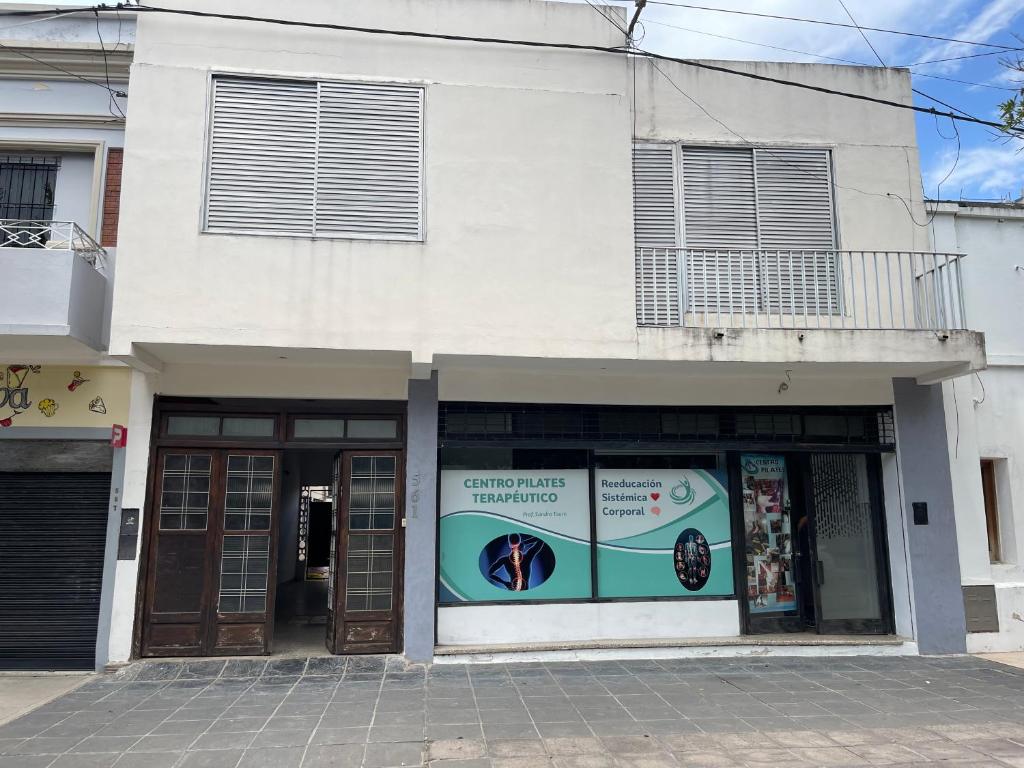 una tienda frente a un edificio con un cartel en la ventana en ApartSanMartin561 en Reconquista