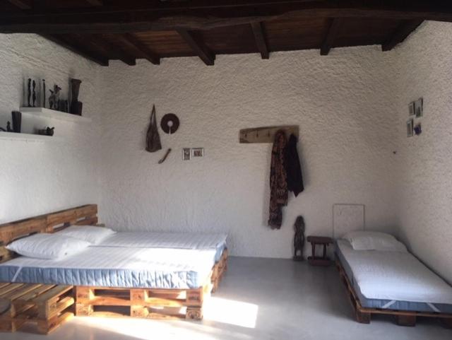 a room with two beds in a room at Earth, Mountains and Snow in Saint-Laurent-de-Neste