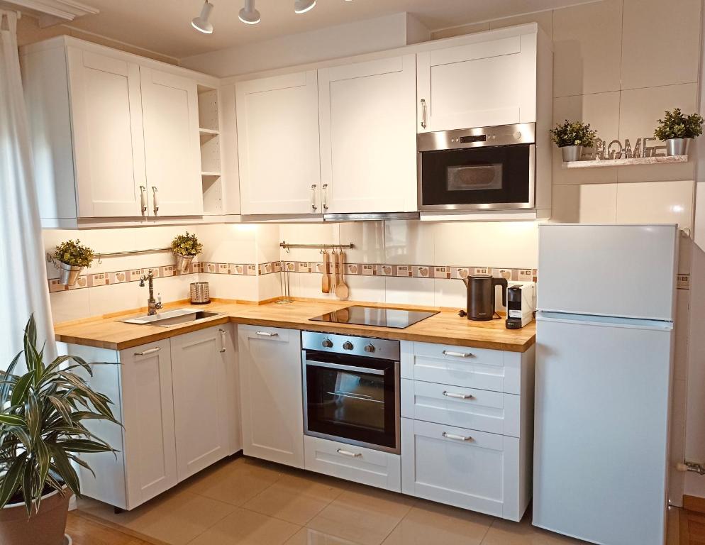 A kitchen or kitchenette at Apartamento Little Xoan