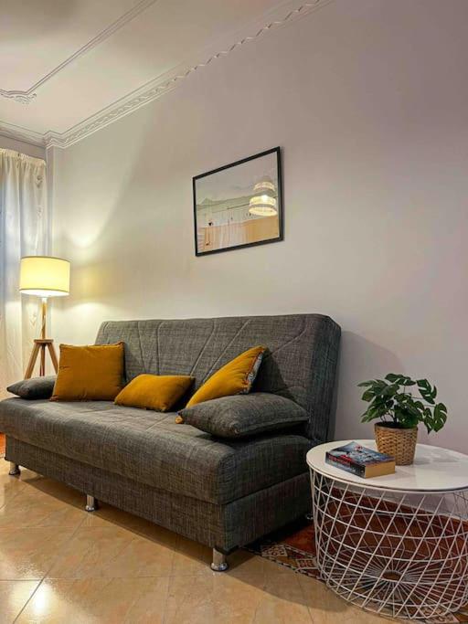 salon z kanapą i stołem w obiekcie Apartment 100 m from the beach w mieście Arinaga
