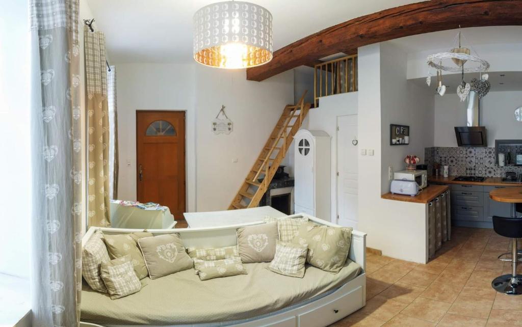 un salon avec un canapé et une cuisine dans l'établissement Gîte 
