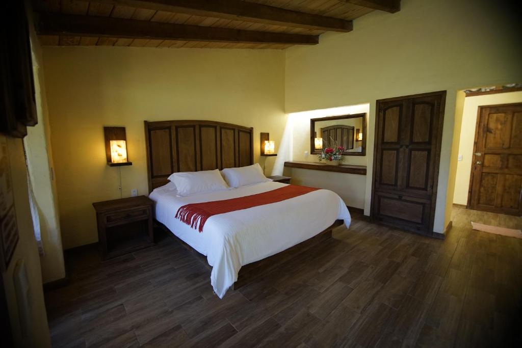 een slaapkamer met een groot bed in een kamer bij Cabañas La Cascada in Zacatlán