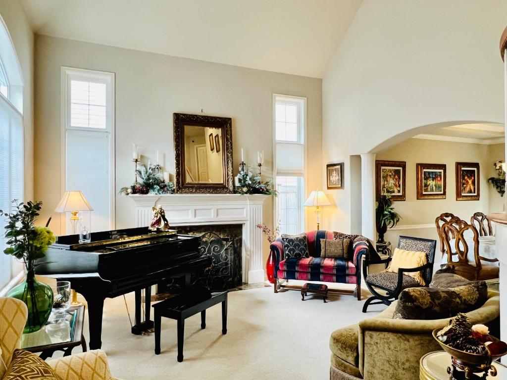 uma sala de estar com um piano e um sofá em Lucy’s Elegant & Cozy House em Sammamish