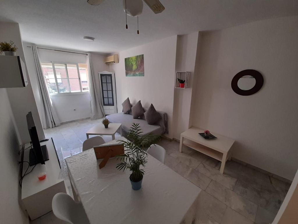 sala de estar con sofá y mesa en Apartmento Sostoa 2, en Málaga