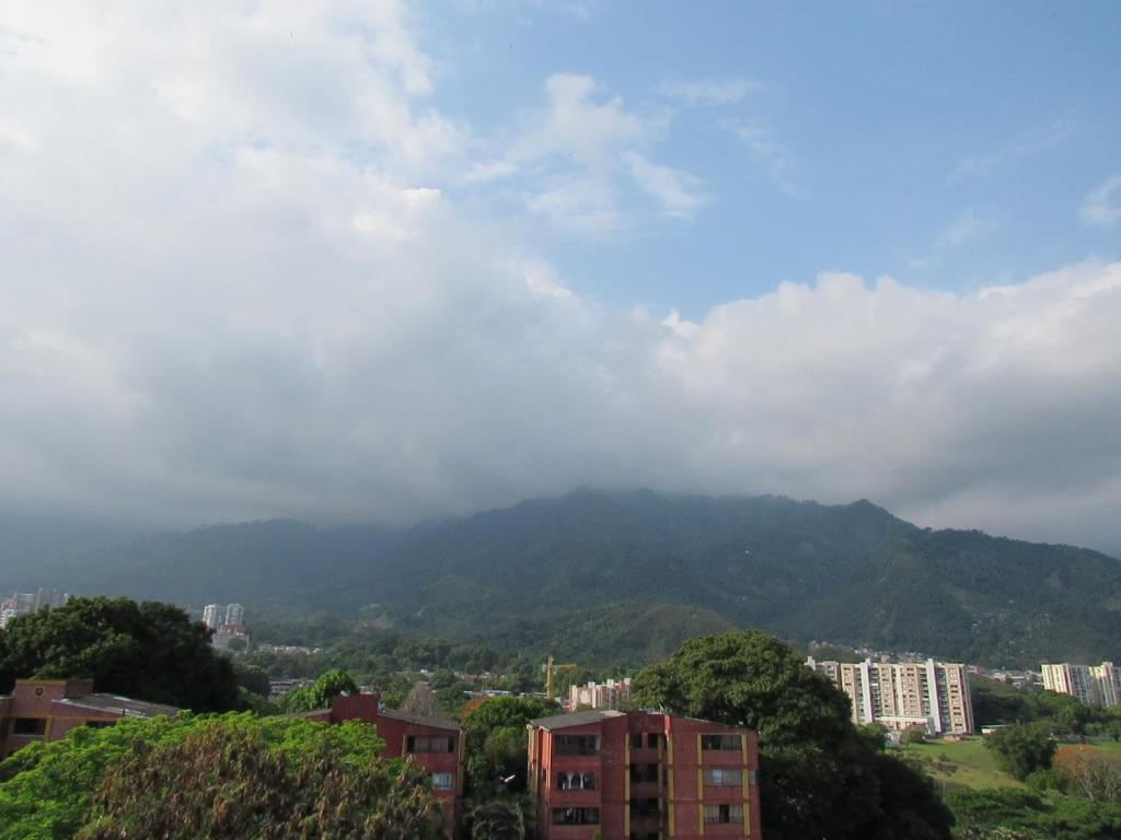 a city with a mountain in the background at Hotel Habitat in Ibagué