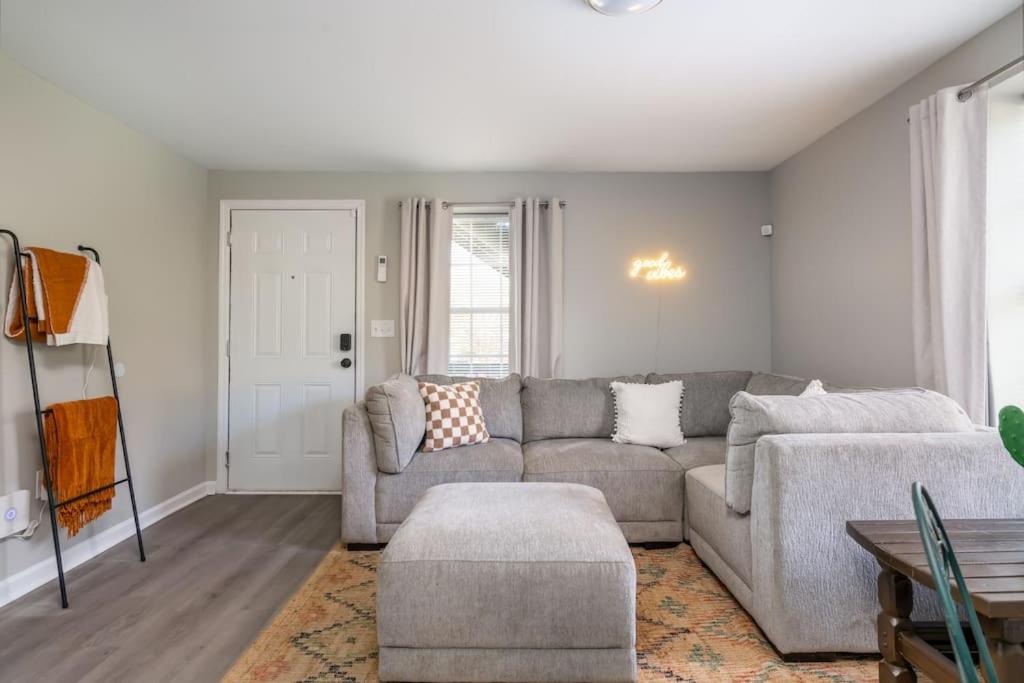 Plush 1 bed APT near Five Points! Bring your pets! - Appartement D'une Chambre