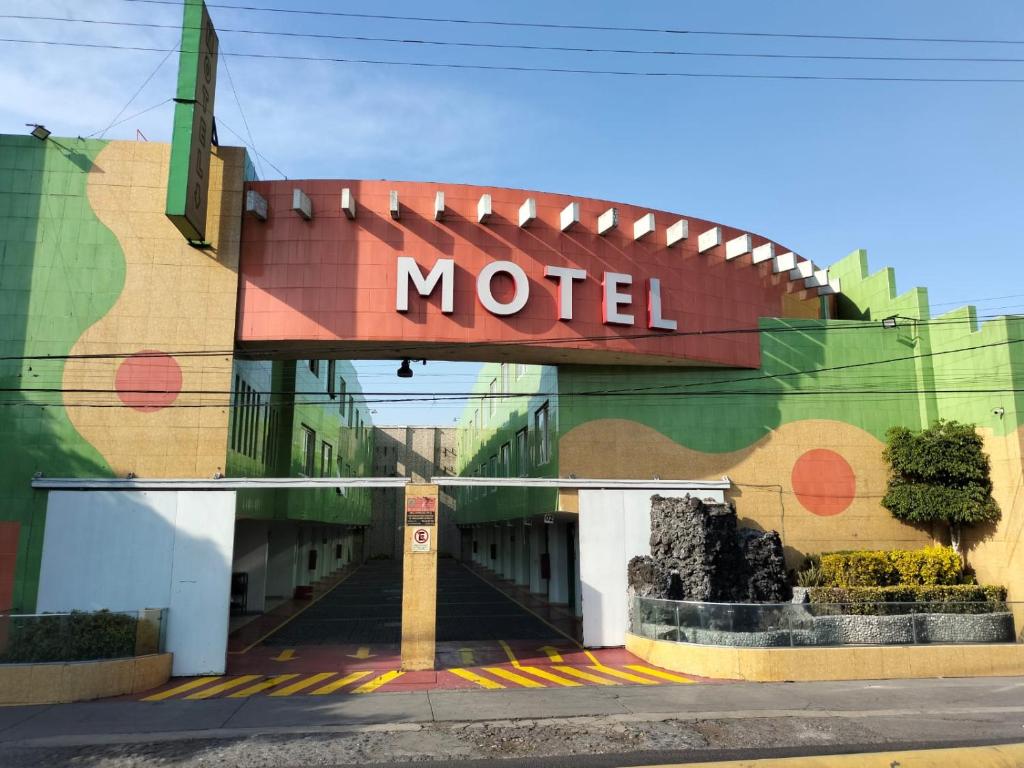 um sinal de motel na lateral de um edifício em Hotel Florencia em Cidade do México