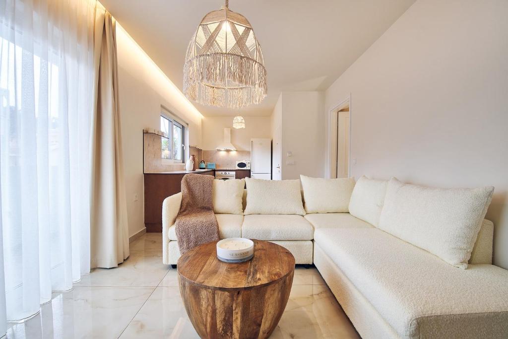 een woonkamer met een bank en een tafel bij Blush & Crema Apartments in Zakynthos