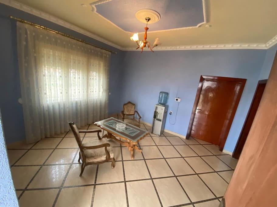 - un salon avec une table et des chaises dans l'établissement Vila Arapovi - Bosilovo, à Strumica