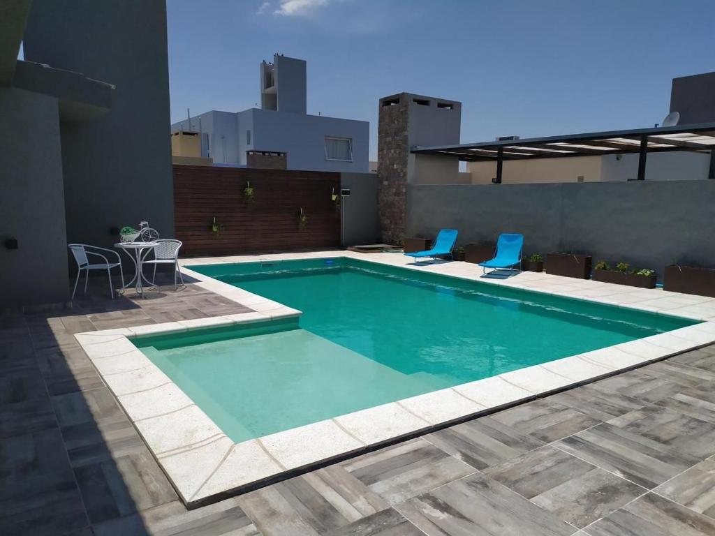 a swimming pool on the roof of a building at Loft las rosas in Villa María