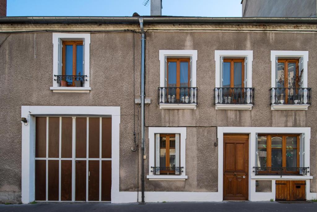 fasada budynku z drzwiami i oknami w obiekcie Appartement haut de gamme Centre ville w mieście Chalon-sur-Saône