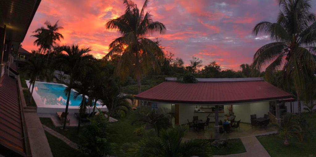 Bazén v ubytování Portofino Panglao Bohol nebo v jeho okolí