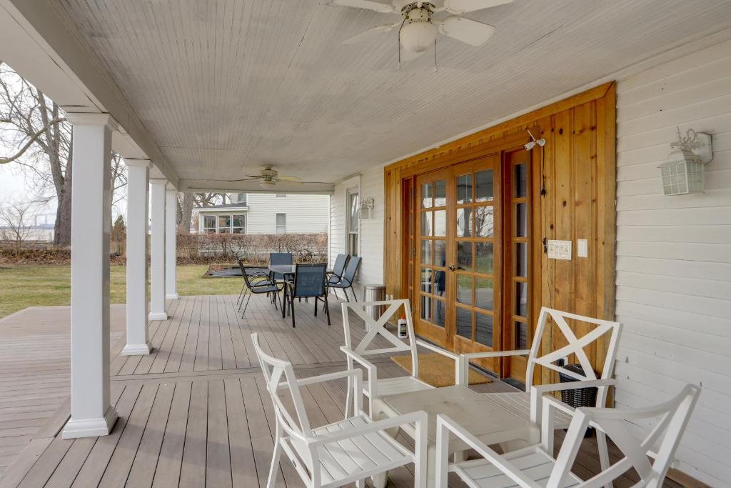 Αίθριο ή υπαίθριος χώρος στο Spacious Lakefront House with Backyard Fire Pit