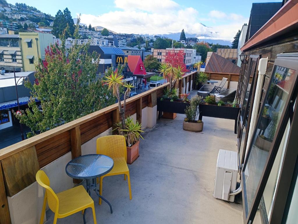 Balkón nebo terasa v ubytování Adventure Queenstown Hostel