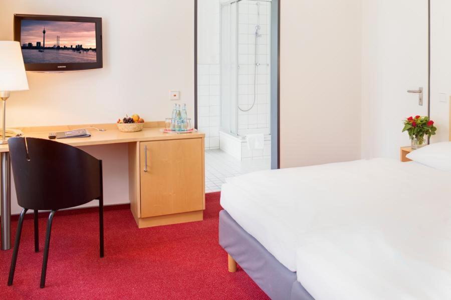 Postel nebo postele na pokoji v ubytování CVJM Düsseldorf Hotel & Tagung