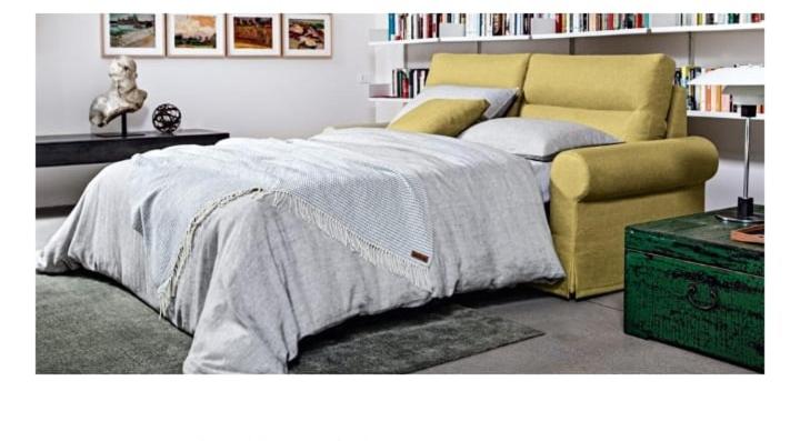 sypialnia z łóżkiem i żółtą kanapą w obiekcie Marianna's Studio w Pizie