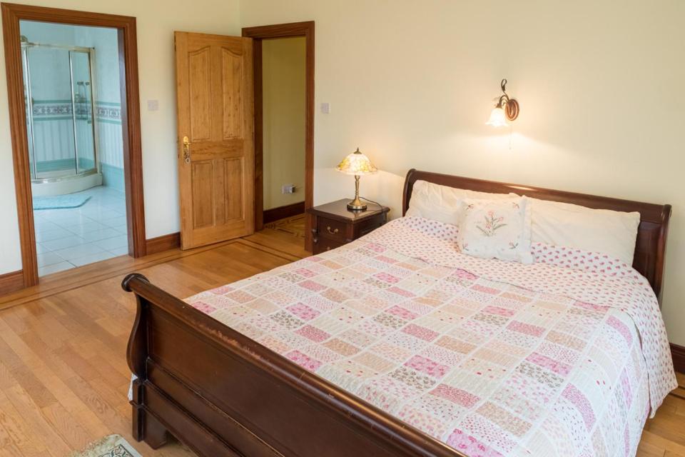 Postel nebo postele na pokoji v ubytování Bree House Malin Head