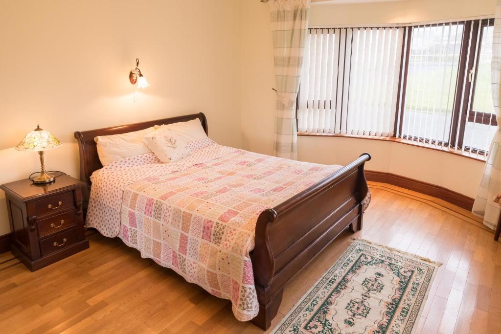 Postel nebo postele na pokoji v ubytování Bree House Malin Head