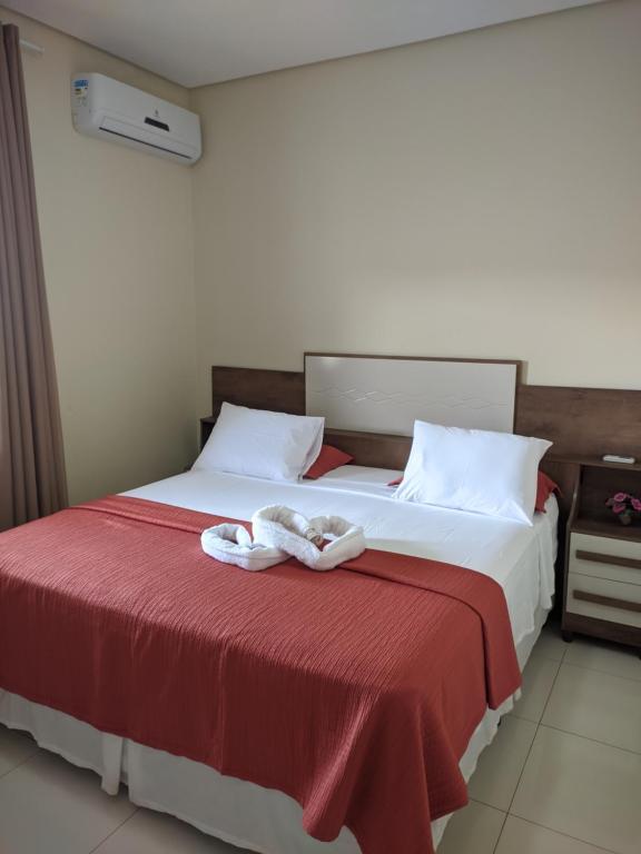 ein Hotelzimmer mit einem Bett mit zwei Handtüchern darauf in der Unterkunft Casa da Cíntia in Lençóis